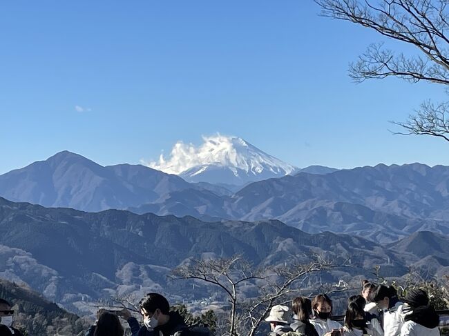 ここ数年初詣登山をしてきました。子供が小学生の頃はよく高尾山に行ってました。我が家から近いし今年は高尾山かな!高尾山だけだと少し物足りないので景信山まで足を伸ばしてみました。