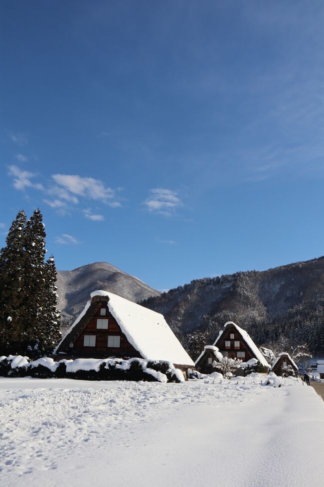 年末の日本列島、冬型の気圧配置が強まり日本海側は大雪に。<br />そんな中、コロナに翻弄された２０２２年最後の旅は、金沢を拠点に白川郷、飛騨高山、能登半島と日本の豪雪地帯を回ることに。<br />コロナ前までは寒い時期には東南アジア、沖縄など南国のリゾートに出掛けることを定番としていたが、2週間前に宮古島に行ってきたばかりの今年の年末は、思いっきり真冬のエリアを選んでみた。<br />都内に前泊し羽田からANA便で小松へ。<br />金沢市内のホテルを拠点に大雪警報発令中の豪雪地帯を回る計画。<br />いつもはフライト＆レンタカーが多いけど、さすがにこの地での運転には自信無い。<br />そのため、金沢市内観光は路線バス、白川郷+飛騨高山そして能登半島へは観光バスツアーを選択。<br />真冬の装備として、ゴルフ用の機能性インナーに電熱ダウンジャケット、そして足元はドクターマーチン。<br />猛吹雪と強風の中、どこまで耐えられるか・・・<br /><br />旅の3日目は、バスツアー『世界遺産 白川郷＋飛騨高山 周遊バスツアー　山の幸満載の昼食＆手焼きせんべい体験付き』に参加。<br />かつて、紅葉の時期の白川郷に訪れたことはあるが、雪の季節にもぜひ行きたいと。<br />そして、古の街並みが残る飛騨高山は今回初訪問。<br />普段の旅は個別手配でマイペースを基本と考えているが、雪中行軍ということを考えこのバスツアーに決定。<br />大雪の中、1日で石川・富山・岐阜の3県を回る行程、さてさてどうなりますか！<br />　　