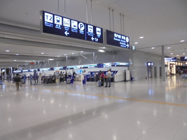 和歌山から JRで関西空港に向かいました。<br />関西空港は、旅行客が少ないです。 空港の売店・レストラン閉鎖している店舗がありました。<br /><br />和歌山-日根野-関西空港 JR<br />★夕食 さち福や<br />★お土産購入 ANA FESTA<br />ANA3828 KIX→HND A320 運行:SFJ<br />