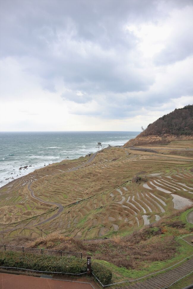 年末の日本列島、冬型の気圧配置が強まり日本海側は大雪に。<br />そんな中、コロナに翻弄された２０２２年最後の旅は、金沢を拠点に白川郷、飛騨高山、能登半島と日本の豪雪地帯を回ることに。<br />コロナ前までは寒い時期には東南アジア、沖縄など南国のリゾートに出掛けることを定番としていたが、2週間前に宮古島に行ってきたばかりの今年の年末は、思いっきり真冬のエリアを選んでみた。<br />都内に前泊し羽田からANA便で小松へ。<br />金沢市内のホテルを拠点に大雪警報発令中の豪雪地帯を回る計画。<br />いつもはフライト＆レンタカーが多いけど、さすがにこの地での運転には自信無い。<br />そのため、金沢市内観光は路線バス、白川郷+飛騨高山そして能登半島へは観光バスツアーを選択。<br />真冬の装備として、ゴルフ用の機能性インナーに電熱ダウンジャケット、そして足元はドクターマーチン。<br />猛吹雪と強風の中、どこまで耐えられるか・・・<br /><br />旅の4日目は、北鉄バスの定期観光バス『わじま号』にて能登半島を訪れることに。<br />金沢駅を発ち、奥能登の輪島朝市・白米千枚田から波打ち際の海岸線をドライブできる千里浜なぎさドライブウェイを回る。<br />前日の白川郷＆飛騨高山バスツアーに続き、この日もバスツアー参加。<br />足の便が悪い能登半島、そしてやはり雪を考えるとツアー参加が無難、結果オーライ！でした。