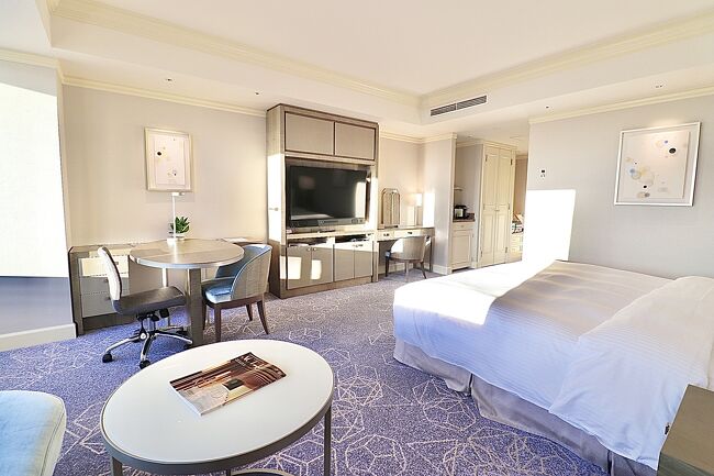 今回は同じホテルに2泊するのですが、お部屋が変わります!<br /><br />本日は45階の「コンシェルジュフロア」<br /><br />コンシェルジュフロアに宿泊をして、コンシェルジュラウンジを使いたいと思います♪<br /><br />コンシェルジュラウンジ内にはチェックイン・アウトをする専用のカウンターがありますが、正直外からは見えません。<br /><br />そして、マリオットのプラチナ会員であっても、コンシェルジュフロアに宿泊しないとラウンジは使用出来ないようですね。<br /><br />そりゃそうか、コンシェルジュフロア専用のカードキーがあり(通常フロアと柄が違う)それが無いとラウンジの扉は開けられませんからね(笑)<br /><br />そんなんで、2日目はラウンジでアフタヌーンティーから朝食までお世話になります。<br /><br />また、最終日は三重県の津市に行き、天むす発祥の「千寿」と老舗鰻屋の「新玉亭」へ行き、デカ盛りを食べてから、東京に戻ります。