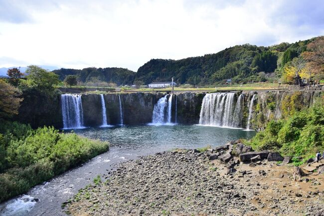 みなさま新年あけましておめでとうございます。<br />本年もどうぞよろしくお願いいたします。<br /><br />2022年も開けてcorona禍そろそろ2年目になりますがまた再び第6波になろうかという日々感染者が増えていますがどうぞ気を付けてしっかり予防しましょう！<br /><br />さて少々バックデイトになりますが今年第2回目の投稿は2021年11月に訪れた大分の旅、豊後大野市の原尻の滝の様子をレポートさせていただきます。<br /><br />大分市内から車で竹田「岡城」を目指す途中にある原尻の滝です。<br />大分県と言えば温泉の由布院、別府温泉ですがなかなかこの辺までは来ることも少ないでしょうね。<br />