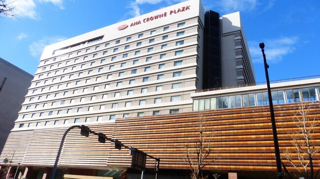 同じ、ホテル泊でANAマイル積算目的で、年末2泊で久留米の「久留米ワシントンホテルプラザ」に泊まったばかりですが、年始1泊も同じ目的を立てていました。<br /><br />「久留米ワシントンホテルプラザ」宿泊時の旅行記<br />https://4travel.jp/travelogue/11731641<br /><br />当初は、ANAマイル2,000マイル付きの博多のビジネスホテル泊を予定していたのですが、お正月なので少し良いホテルに泊ろうと思ったのと、年末になって少し安いプランが販売された「ANAクラウンプラザホテル福岡」に泊まる事にしたのです。<br /><br />今回も、ANAホテル予約サイトからの予約ですが、ANAマイル1,000マイル付き、朝食付きシングルルームが、11,125円だったのですが、ANAのホテルクーポン1,000円分が利用出来た為、10,125円(宿泊税別途200円要)でした。<br /><br />ホテル公式サイト:https://www.anacrowneplaza-fukuoka.jp/<br /><br />ANAホテル予約サイト:https://www.ana.co.jp/ja/jp/domtour/hotel/<br /><br />これに、福岡県の避密の旅キャンペーンコンビニ宿泊券(10,000円分を5,000円で購入)を使ったので、実際の宿泊代は、5,125円(宿泊税別途200円要)と格安で泊まる事が出来ました。<br /><br />その上、避密の旅キャンペーンの地域クーポン(2,000円分)がチェックイン時に貰えたので、更にお得でした。<br /><br />今回宿泊プランのシングルルーム(15.4平米)は、部屋の位置が悪いと分かった為、2,000円の追加料金を支払って、スーペリアツインルーム(22.5平米)に変更して貰いました。<br /><br />-------------------------------------------------------------------------------<br /><br />天神から「ANAクラウンプラザホテル福岡」に向かった時の様子です。<br />