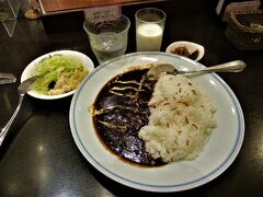 「横須賀海軍カレー本舗」でランチに ”艦長の黒カレー” を食べました