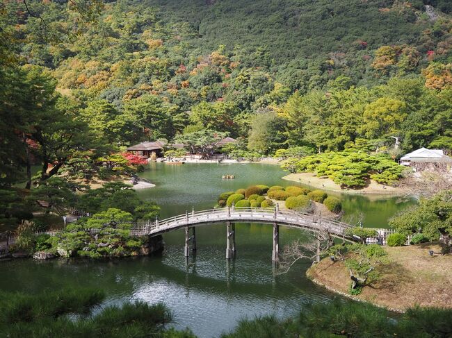 雨の琴平、丸亀観光のあとは高松に移動。<br /><br />栗林公園がライトアップされているのでそれを見学します。<br />レンタカー返却時間もあったのでここはサクッと1.5時間くらいの見学。<br />風が強くて寒かった~<br /><br />翌日も、栗林公園で8時の朝食から始まり、結局13:30まで滞在。<br /><br />他にも屋島に行く予定だったけど思ったより栗林公園が楽しくて結局、栗林公園1本勝負になっちゃった。近ければ年パス欲しい。<br /><br />香川の友人にそんなに楽しい??と言われ、<br />この旅行記で伝わらないと思いますが、よろしければミシュラン三ッ星の栗林公園旅行記をご覧ください。