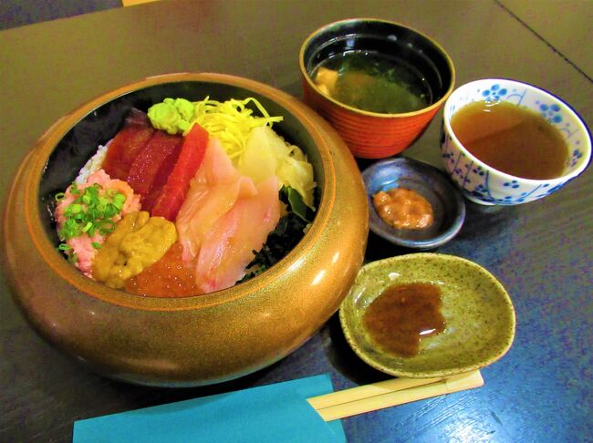 午前中、猿島を探索し、「横須賀海軍カレー本舗」でランチした後、「みさきまぐろきっぷ」を使い、城ヶ島に行きました。<br />その後ランチで食べる筈だった三崎港のまぐろ丼で夕飯です。<br /><br /> 【2021/11/15(月)快晴】 全日程<br />★07:00 横浜駅着。みさきまぐろきっぷ購入<br /> 07:40 汐入駅着<br /> 08:00 ドブ板通り通り抜け<br /> 09:00 三笠公園<br /> 09:30 猿島への渡し船乗船<br /> 09:40 猿島上陸<br /> 11:45 猿島発<br /> 12:15 横須賀海軍カレー本舗でランチ<br />★12:52 横須賀中央駅発<br />★13:25 三崎口駅着<br />★13:35 京急バス乗車<br />★14:00 三崎港バス停着<br />★14:30 城ヶ島への渡し船乗船<br />★14:35 城ヶ島着<br />★16:00 城ヶ島発<br />★16:30 三崎館別館「香花」でまぐろ丼<br />★17:15 京急バス乗車<br />★17:43 三崎口駅発<br />★18:25 汐入駅着<br />★18:30 ドブ板通り通り抜け<br />★19:15 フェリーターミナル着<br /> 23:45 フェリー出港<br /><br />★がこの旅行記の範囲です