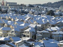 眼下に見下ろす下倉田小松ヶ丘団地の雪景色