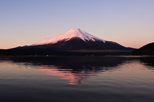早朝の湖畔富士