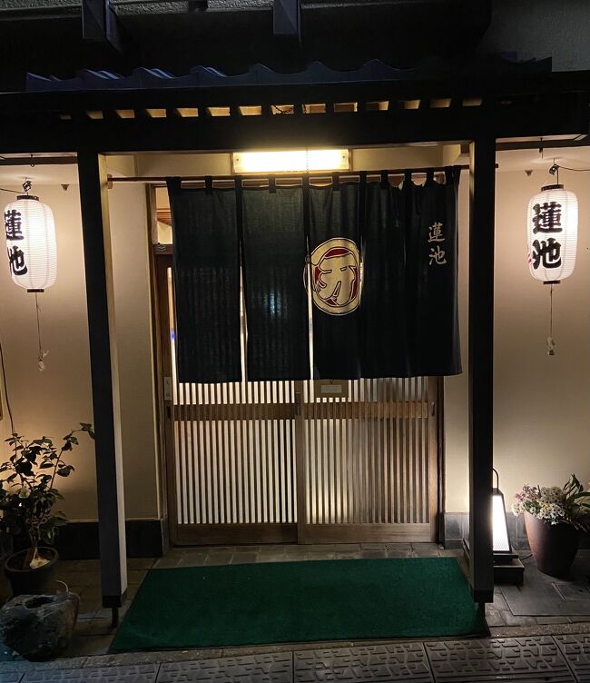 昨年11月に千葉県のGoToEatが再開 ♪<br />この頃はコロナの感染者数もだいぶ落ち着いていたので、迷うとなくLINEからサクッと2万円分を購入。<br />購入金額の25%UPで利用可能なので、2万5000円分をGET!すご~く得した気分になりました(^^)v<br /><br />我が家が千葉県に引越して来たのは、コロナが始まる半年前の2019 .9月。<br />6月にモルディブにから帰って来たばかりで、来年のモルディブ行きに向け無駄遣いはしない!と決めていました。そこにコロナが襲来したので、ますます外食の機会は無くなり…<br />千葉での美味しいお店はノーチェックでした。<br /><br />クーポンを使うにあたり、候補はいろいろあったけれどお寿司屋さんに行くことに決定!<br />カウンターで頂くお寿司は都内に住んでいた頃、たまに足を運んだリーズナブルで美味しいお寿司屋さん以来なので o(^▽^)o<br /><br />「どのお店にしようかな~♪」と食べログの口コミや「千葉県の美味しい寿司屋ランキング」などいつものように調べまくりました。せっかくのクーポンですから無駄にはしないよと(笑)<br />で、ちょっと驚いたのが、千葉市に超高級なお寿司さんが2軒あったこと。<br />千葉県の皆さん認識不足でスミマセンm(__)m<br /><br />この2軒、関東圏ではかなりの名店だそうで、美味しいお寿司さんが沢山ある都内からもお客様が来店されるそう。<br />「いっそこのお店に行ってみる?」なんて覚悟を決めて確認したところ、Go Toはやっていないとのこと。残念だったけどホッとした。危うく暴走するところだった(^^;;<br />何故なら2万5000円分のクーポンでは1人分のお会計でギリと、めちゃお高いの。<br />それでも口コミでは、都内の高級寿司店お比べるとリーズナブル、などと書き込みされています。<br />恐るべしお寿司の世界。。<br /><br />最終的に選んだお店が千葉市にお店を構える<br />蓮池「丸万寿司」<br />1950年に開業された老舗のお寿司屋さんです。<br />現在の店主で三代目だそう。<br /><br />初来店の我が家に、女将さんやスタッフの対応も温かく、居心地の良い店内で職人さんの握る最高に美味しいお寿司を頂けて大満足 *\(^o^)/*<br />