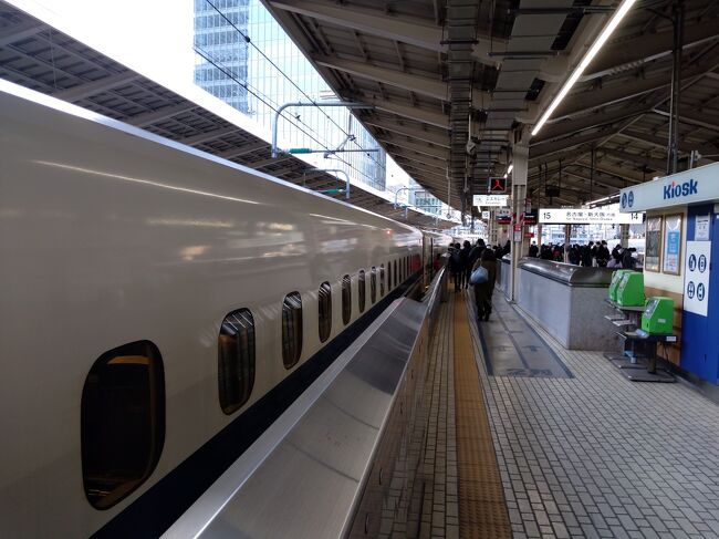 毎年の恒例となりつつある年末年始は九州へ。<br />しかも今回は毎度の福岡、大分に加えて長崎も！<br />その前に大阪に立ち寄りたこ焼き＆串カツを食べるという<br />ミッションもくっつけて行ってきました。<br />昨年と同様にほぼ毎日宿泊ホテルが変わるという旅程で<br />鉄道、飛行機を駆使した旅でした。<br /><br />1日目<br />　　東京8：39発→新大阪11：06着（東海道新幹線のぞみ211号）<br />　　大坂キタ・ミナミで食べまくり<br />2日目　<br />　　なんばをぶらぶら<br />　　難波13：05発→関西空港13：42着（南海ラピートβ31号）<br />　　関空15：35発→福岡16：55着（ピーチMM157）<br />　　福岡で海鮮を満喫<br />3日目<br />　　博多9：16発→長崎11：23着（JR特急かもめ11号）<br />　　大晦日は長崎ちゃんぽん食べて中華街あたりをぶらぶら<br />　　平和公園観光<br />4日目<br />　　元旦はグラバー園観光して再び長崎ちゃんぽんを食す<br />　　長崎15：19発→博多17：13着（JR特急かもめ26号）<br />　　博多18：34発→日田19：52着（JR特急ゆふ5号）<br />　　ホテルへ直行<br />5日目<br />　　宇佐神宮へ初詣<br />　　夜は大宴会？<br />6日目<br />　　日田近辺観光<br />　　日田15：17発→博多17：13（JR特急ゆふ4号）<br />　　連れをお見送り～<br />7日目<br />　　レンタカーで志賀島ドライブ<br />　　志賀島で海鮮を食す<br />8日目<br />　　福岡7：00発→羽田8：30着（JAL300）<br />　　その後会社へ直行<br /><br />旅費<br />　鉄道　<br />　　東京→新大阪（東海道新幹線普通指定席）￥14,920<br />　　難波→関空（南海ラピート　関空トク割）￥1,290<br />　　博多→長崎（JR特急かもめ　九州ネットきっぷ）￥3,150<br />　　長崎→博多（JR特急かもめ　九州ネット早得３）￥2,550<br />　　博多⇔日田（JR特急ゆふ　九州ネット切符往復）￥3,360<br />　　　　　<br />　航空券　<br />　　関空→福岡（ピーチ　座席指定込み）￥11,860<br />　　福岡→羽田（JAL　スーパー先特）￥13,500<br />　　<br />　宿泊費<br />　　大阪：ホテルフォルツァなんば道頓堀　￥5,600（税込み1泊2人）<br />　　福岡：西鉄イン福岡　￥6,290（税込み1泊2人）<br />　　　　　ホテルリブマックス博多中洲　￥2,500（税込み1泊1人）<br />　　　　　　うち楽天ポイント900P利用<br />　　　　　ホテルリブマックス福岡天神WEST　￥2,550（税込み1泊1人）<br />　　長崎：ホテルニュータンダ　￥24,000（税込み1泊2人2食付き）<br />　　日田：ホテルルートイン日田駅前　￥23,900（税込み２泊2人）<br />　　　※楽天トラベル・アゴダ・一休.COMにて予約<br /><br />　レンタカー<br />　　日産レンタカー 天神　￥3,025（9：30～17：00）<br />