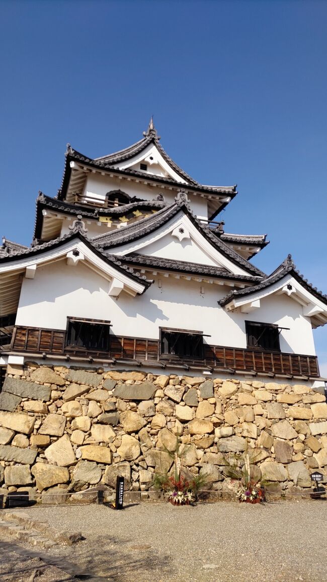 毎年恒例となっていた成人の日の三連休の京都旅、昨年は新型コロナウイルスによる緊急事態宣言発出によりキャンセルしました。<br />というわけで2年ぶりとなりましたが、年明け京都に行ってきました。<br />今回は長浜、彦根城まで足を伸ばし、彦根城訪問により国宝五城(彦根城、姫路城、松本城、犬山城、松江城)をコンプリートしました。<br />その記録です。