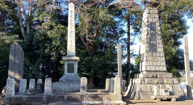 地元隣町の歴史探訪です。<br />寺社と石碑を周りましたが、興味深い発見がありました。<br />壊された石碑と、自販機に隠れた石碑などです。<br />横浜市の野津田歴史探訪マップに基づき、JR横浜線長津田駅から東急田園都市線すずかけ台駅まで、歩きました。<br />位置情報を入れているので、参考にしてください。<br /><br />表紙写真は、御野立の立派な石碑群。<br />（背後に壊れて倒れた石碑が）