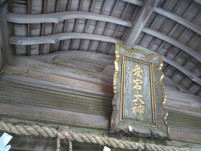 オミクロン株が流行の気配を見せていたので、初詣は密を避けるため日をわけて、それでもあっちゃこっちゃに参拝してきました。<br />混雑具合は3つに分類してみましたが、あくまでも主観です。<br />S=むっちゃくちゃ混んでる。あかんやん<br />A=やはり混んでますね。そらそうやね<br />B=普通、すいています。<br /><br />元旦に北野天満宮。朝早かったのでA。学問の神様です。今年はいろいろ頭を使う仕事が追加されたので参拝してきました。<br /><br />3日に今宮神社。神社だけならB。厄除の神様です。参拝が目的かあぶり餅が目的かはツッコまないでください。<br /><br />6日に稲荷大社と粟田神社と八坂神社。稲荷大社はB。商売の神様です。でも、山頂の一の社と田中社狙いのため裏から入ったので、千本鳥居などの混み方わかりません。粟田神社はB。通りかかったら出世えびすとあったので入ってみました。八坂神社はS!おみくじもらうところまでもすごい行列でした。<br /><br />8日に愛宕神社。愛宕神社はA。火除の神様です。火迺要慎の御札をもらいに毎年行きます。ただし、山頂まで往復5時間かかります。<br /><br />9日に松尾大社と月読神社。松尾大社はA。<br /><br />いろいろまわりましたが、まだ氏神様への参拝できていない!<br />
