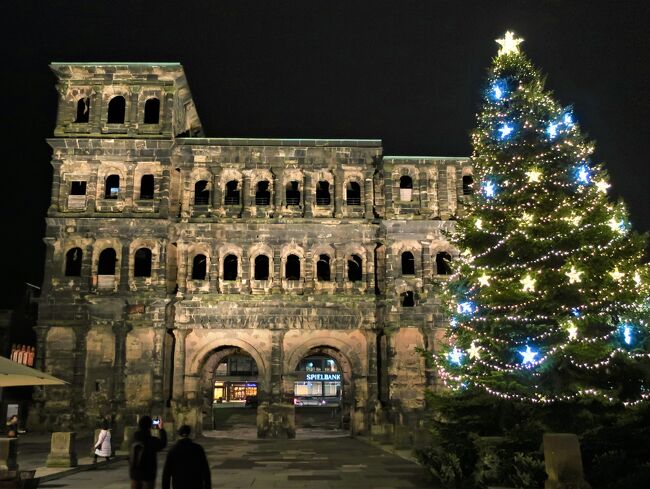 待ちに待ったクリスマスマーケットの時期がやって参りました。<br /><br />昨年はコロナ禍のためドイツ全土で中止となりました。今年こそはと各地で開催に向けた準備が進んでいましたが、11月中旬に再びコロナの感染が拡大したため多くのクリスマスマーケットがキャンセルを発表。一部の地域では、コロナ規制のもと開催に踏み切りましたが、いつ中止になってもおかしくない状況ではありました。<br /><br />---2021 Weihnachtsmarkt-Reiseplan---<br />＜ドイツ＞<br />□11/23 ブレーメン<br />□11/24 アーヘン<br />□11/30 マインツ<br />□12/1 ミュンスター<br />□12/8 フランクフルト<br />■12/14 トリーア　<br />□12/21 ケルン<br /><br />---クリスマスマーケット旅行記グループ---<br />■グルメ＆飲み物まとめ（注文のワンポイント付）<br />https://4travel.jp/travelogue/11592391<br /><br />■ドイツ クリスマスマーケット（ダイジェスト全27都市）<br />https://4travel.jp/travelogue_group/35872<br /><br />■2020年<br />・特別編 デュッセルドルフのクリスマス<br />https://4travel.jp/travelogue/11667960