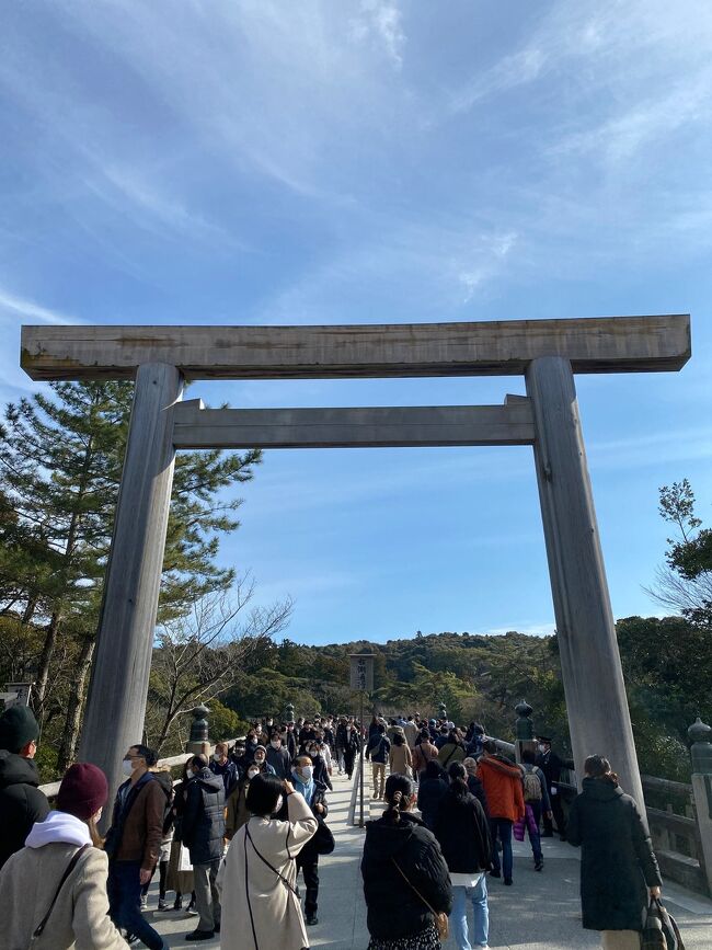 家族皆で初詣。<br /><br />三重県民であることからか<br />小さい時から毎年参拝してましたが<br />コロナ禍で自粛してて<br />今年は久々のお伊勢さん♪<br /><br />オミクロン対策のため、<br />今回はおかげ横丁は我慢!<br />内宮とランチだけで帰りました☆<br /><br />今年は家族内に本厄と後厄がいるので<br />祈祷もしていただきました♪<br />お正月期間中のため「新年初祈祷」です。<br />写真少なめの旅行記です。<br />皆様にもご利益がありますように☆☆°°