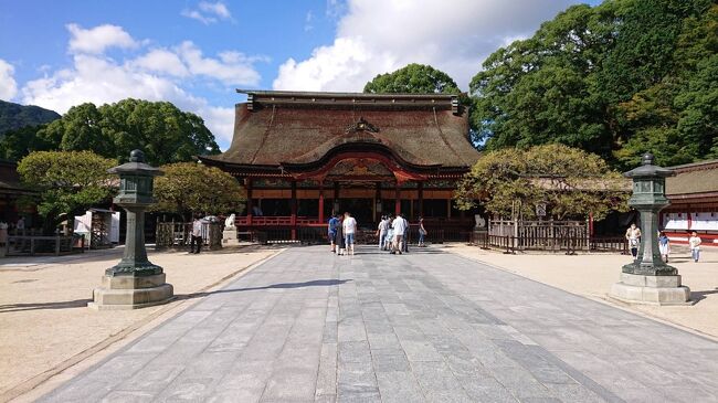 9月の3連休を利用して下関&福岡&佐賀を旅しました。<br />下関から太宰府に移動し太宰府天満宮の周辺エリアを観光しました。<br />太宰府天満宮を始め福岡県に一度も行った事なく、せっかくなので太宰府天満宮に行くことに決めました。実際に行ってみると学問の神様がいる太宰府天満宮の荘厳さなどを感じ取ることができました。<br />また宝満宮竈門神社や令和の起源でもある坂本八幡宮にも行ってきました。