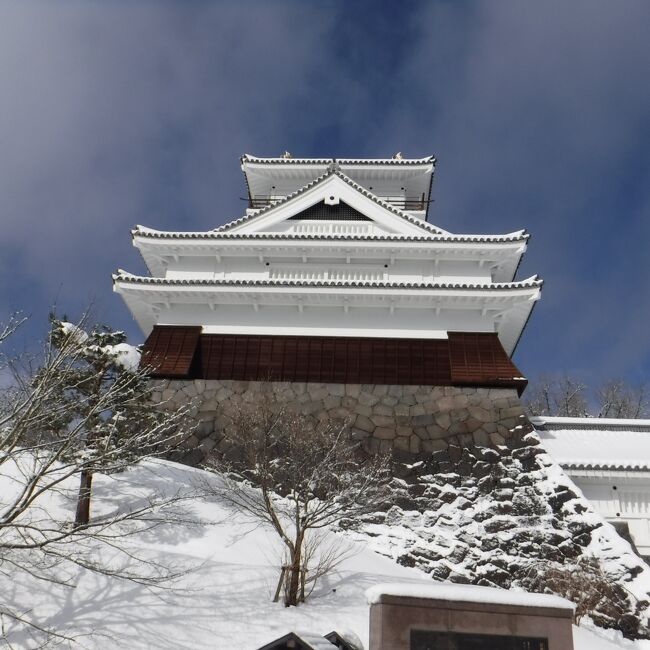 2022年の年越しは近場で温泉に宿泊しようと<br />決めて<br />年末は松島温泉に一泊。<br />年始も、もう一泊したいなあと<br />探していたら<br />まあ、どこも<br />元旦2日は、とにかく高額だし、満室。<br />特に、有名な温泉地の<br />高級なホテルは１人5万とかになってる。<br /><br />そんな中、山形のかみのやま温泉が<br />意外と穴場な感じで？<br /><br />予約が出来そう。<br /><br />しかも、<br />果実の山　あづま屋<br />が<br />オールインクルーシブ<br />で<br />1人23000円で出てた。<br /><br />お正月以外の料金と、そんなに差がなかったのも<br />好感が持てた。<br /><br />オールインクルーシブの響きに<br />憧れていたので<br />こちらに決定。<br /><br />じゃらんのクーポンとか使って<br />2人で43000円位。<br /><br />仙台形から、山形まで、高速使えば1時間で行けます。<br />かみのやま温泉までは、1時間半で行ける感じです。<br />ただ<br />年越し寒波が来てて<br />大雪で<br />高速とか停まらないか<br />不安ではありましたが<br />幸い、天気が良く<br /><br />帰りには蔵王山の雪道を<br />札幌出身の旦那が<br />ルンルンドライブして<br />帰ってきました。<br /><br />