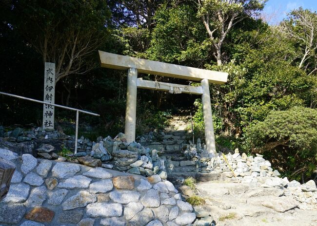 伊勢神宮ですが、「豊受大御神」を祀る「外宮」と、「天照大御神」を祀る「内宮」。豊受大御神と天照大御神が鎮座する社殿が「御正宮」で、それに次ぐ格式の高い特別なお宮が「別宮」と呼ばれます。外宮→内宮の順、御正宮→別宮の順に参拝するのが古くからの習わしですが、子供たち(甥っ子)飽きてしまったようで、カズキは「お墓参りもう終わり?」と・・・・「来る前に日本の神話教えてきたのに・・・」と妹。天照坐皇大御神を祀っているのでお墓参りでも間違いはありませんが・・・<br />とりあえず、鳥羽方面へ向かうことに。<br />牡蛎が大好物な妹のリクエストで、牡蛎を食べに浦村方面へ。普段、家ではパパ(旦那)が牡蛎が苦手なので食べられないとのこと。そんなことで子供たちは牡蛎を食べたことがないそうです。<br />牡蛎を食べた後は、志摩国一宮の伊射波神社へ参拝しました。前2回鳥羽に来た時(11年前と8年前)は神社みつからず迷ったのですが、この10年で参拝された方のネット情報がかなりあり、無事に参拝することができました。<br />足場の悪い急勾配の道の参拝が、かなりきついとの情報ありましたが、普段全く運動していない50代のおじさんも6歳の幼稚園児も楽しく参拝できました。<br /><br /><br /><br />
