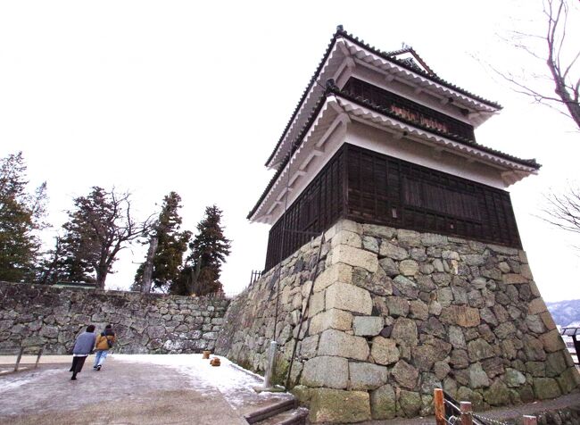※写真は上田城西櫓<br /><br />2日目<br /><br />小諸城および上田城と昨夜スタンプが押せていない松本城へ<br />篠ノ井線には「姨捨駅」があり、日本屈指の「訪問したい駅」になっております、復路の各駅停車で車窓より善光寺平を堪能<br /><br />ダイヤは以下<br />・松本 <br />↓ 篠ノ井線快速(長野行) <br />↓ 08:08-08:59<br />・篠ノ井 <br />↓ しなの鉄道線快速(軽井沢行) <br />↓ 09:36-10:17<br />・小諸 <br /> 懐古園散策<br />・小諸 <br />↓ しなの鉄道線(長野行) <br />↓ 11:38-11:59<br />・上田(長野)<br /> 上田城址散策<br />・上田(長野) <br />↓ しなの鉄道線(長野行) <br />↓ 13:16-13:48<br />・篠ノ井 (駅で、おにぎりの昼食)<br />↓ 篠ノ井線(松本行) <br />↓ 14:20-15:21<br />・松本<br /> 松本城址散策(再訪)<br /> <br />3日目の詳細は割愛させていただきました<br /><br />3日間の費用<br /> 宿泊費 約 16,000<br /> 青春18きっぷ 7,110(3回分、チケット屋で調達)<br /> 私鉄、バス 3,030<br /> 昼食など 1,500<br />合計 27,640<br /><br />旅行会社のツアーでは食事(昼食、夕食)なしで50,000くらいなのでまずまず<br />2泊3日のバックパック旅行は、コスパ抜群、平日は座席も余裕があり、あと数回、数シーズン楽しみたいと思います(JRのダイヤ改正で減便を心配しつつ)