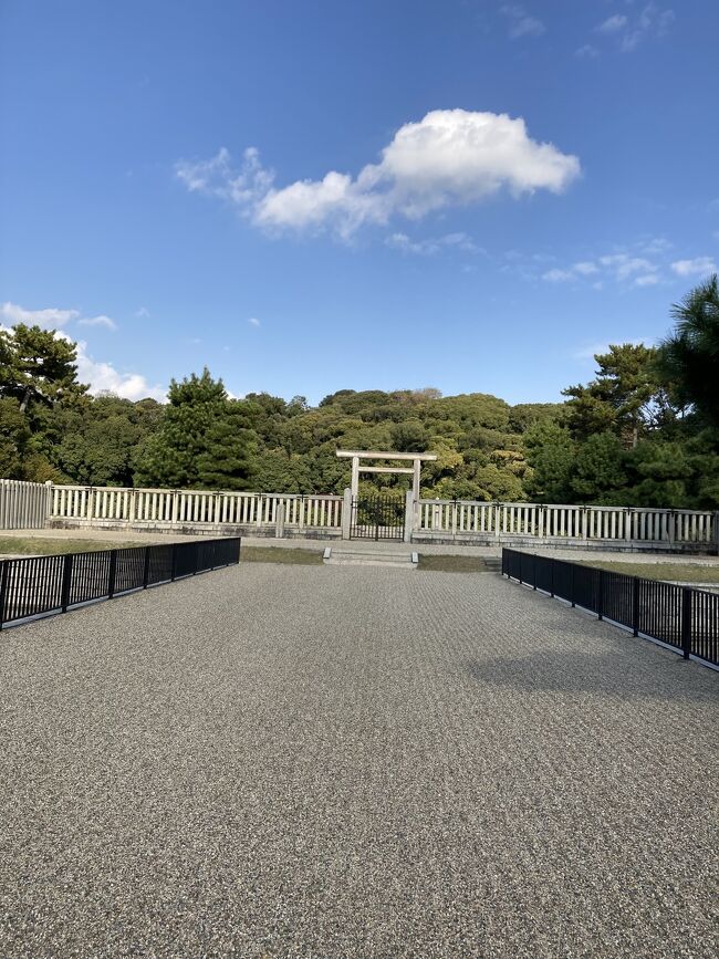 3日目は仁徳天皇陵へ。堺市役所の展望ロビーから観ようと堺東駅下車し観光案内所へ寄るとコロナワクチン接種会場になっていて入れないとわかりました。百舌鳥古墳群ビジターセンターまで徒歩でむかうことに。30分程歩いてたどり着きました。