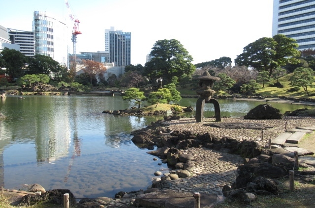 何年も前から一度「東京の黒湯巡り」に行きたいと思っていた。<br />今回、“最初で最後の東京見物”と合わせて巡ってみました。 <br />----------------------------------------------<br />【４日目～７日目】<br />東京タワーは我らにとってやっぱり“シンボル”、また念願の旧芝離宮へも。<br />その後は各地を見物しました。<br />夕刻は毎日の「黒湯巡り」です(^^)<br /><br />【日程】<br />D4　12/9木　東京タワー~旧芝離宮~浜離宮~築地~黒湯:ゆ～ｼﾃｨ蒲田,改正湯<br />D5　12/10金　雷門･浅草寺~上野公園~根津神社~黒湯:桜館,ますの湯,稲荷湯<br />D6　12/11土　都庁展望台~渋谷~銀座~歌舞伎座~両国国技館~旧安田庭園~黒湯:御谷湯<br />D7　12/12日　羽田13~伊丹1410～梅田～帰宅1730