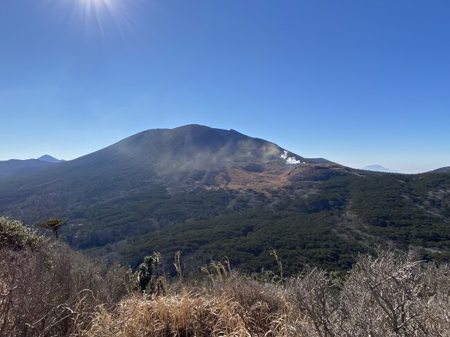 新春リハビリ登山の第3弾。1/3の韓国岳、1/7の大浪池一周に続いて1/0に甑岳に登ってみました。<br /><br />雲ひとつない好天の連休とあって、8時過ぎにえびのエコミュージアムセンター前の駐車場は既に1/4位うまってました。料金所はまだオープンしておらず、出るときに支払うように札がフロントガラスに置かれていました。<br /><br />昨年末に白鳥岳と3池巡りを歩いた時は、リハビリ登山初回だったので、まだ膝に不安があり甑岳まで足を伸ばせませんでしたが、今回は白鳥山には登らず甑岳のみに専念しました。<br /><br />最近では一番の長距離になるので、家内のペースに合わせゆっくり写真を撮りながら歩き、休憩を入れて5時間12分かかりました。YAMAPアプリで見ると、ゆっくりペースでしたが、63歳、62歳夫婦で今週3回目の登山としては合格タイム<br /><br />霧島市観光協会では2021.10月より霧島連山15を登る山印帳(スタンプ帳)を始められました。全山制覇すると先着300名がオリジナルシェラカップがもらえます。それは無理でもスタンプラリーには挑戦してみたい。既に登った山も一からやり直しにはなります。甑だけのスタンプをもらいに行ったので聞いてみたら、現在200名位の完登者が出たとのこと。ちょっと300名には間に合わない感じです(泣)<br /><br />3日前の大浪池一周トレイルはコチラ<br />https://4travel.jp/travelogue/11732845<br /><br />霧島連山15座登頂 スタンプラリー<br />夫婦での挑戦記録ビデオです(約15分)<br />You Tubeの「霧島チャンネル」にも登録されました<br /><br />https://youtu.be/EDMoIgWUKpM<br /><br />
