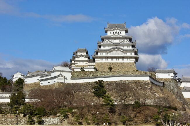 その前夜は、初めて京都で過ごしたクリスマスイブ。<br />柚子屋旅館のランチ会食をした後、四条通りを街歩き<br />そして京都駅と伊勢丹でお土産を買い物。<br />その後シャンパンとクリスマスケーキ（実際はショートケーキ）<br />そして寿司おりや惣菜・サラダ等デパ地下食品を買い込んで<br />ホテルのBarラウンジの片隅で<br />ささやかな乾杯をしました。<br />クリスマスソングが静かに流れてゆく文字通りの聖夜を過ごしたました。<br /><br />翌日は、<br />チェックアウトまでホテルでゆっくりと過ごし<br />京都発の新快速で（神戸）三ノ宮に向かいました。<br />それが<br />姫路城そして神戸<br />行き着いた先が〈セリーヌ・ディオン〉<br /><br />先ずは、クリスマスイヴの京都から<br />姫路城は、千姫にスポットを当ててみました。<br />