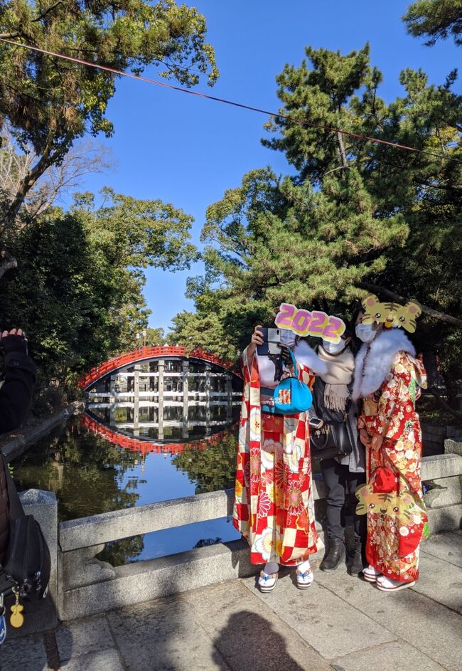 初詣に住吉さんに行けなかったので本日、行ってみました、住吉さんでも恵比寿さんしてたので、併せてお参りしてきました。<br />思ったよりも、お参りする人はいました。(^o^)<br />少しの屋台も出てました。いつものお正月を知っていると、それは驚きです。何も見えないし、ぞろぞろ牛歩なのだから（笑）<br />十日戎で恵比寿さんなのですが、お天気もよくて、住吉さんで良かった＼(^o^)／