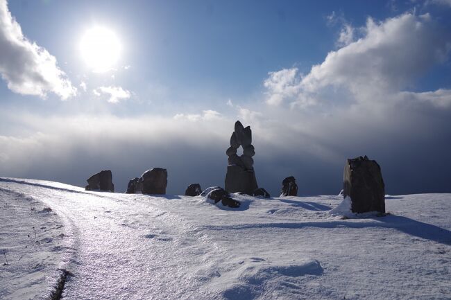 ２０２１年の年末は、北海道から東北・北陸・山陰・九州まで、<br />数年に一度の寒波が到来して、各地で大雪となりました。<br />毎年、雪を求めて日本海側を目指しますが、この冬ほど雪を堪能できた年はありません。<br />秋田・山形の暴風雪がどんなものか、強烈に体験出来ました。<br />まだ、今回は暴風でしたが、雪自体は少なかったので、道路の閉鎖などがなく、<br />秋田から山形・新潟に南下する道中に支障はありませんでした。<br />　先ずは東北道・秋田道を経て男鹿半島を目指します。<br />ここで古くからの朝市に行く筈だったのですが・・・<br />次に男鹿半島の付け根の寒風山に上りました。正に「寒風」の山。<br />小展望台からの眺めは全方向に開けていて、壮大でした。<br />しかし、そこを吹き渡る風の猛烈なこと！すべてを吹き飛ばす「寒風山」は強烈でした。<br />その後は、すっかり冷え切ったので、強首温泉で温まりました。<br />　翌日は、由利高原鉄道で除雪作業を見た後、九十九島で有名な象潟（きさかた）に<br />立ち寄り、鶴岡の致道博物館を見て、隣の荘内神社で初詣です。<br />なかなか中身の濃い元日になりました。<br />