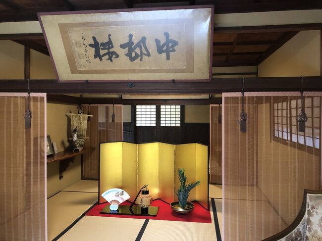 多くの老舗が営業している京都には、「京都百味会」と呼ばれる集まりがあり、京都の老舗の中でも特に歴史のある67の名店が伝統を守りながら、結束して老舗を次の世代に繋げています。数年前にNHKスペシャルで「京都百味会」が取り上げられ、はじめてテレビ取材を受け入れたこと等について知りましたが、紹介されたお店の中でも特にスポットライトを浴びたのが、八坂神社内で営業し、500年近い歴史を持つ老舗料亭の「中村楼」でした。<br /><br />元々茶屋として開業した「中村楼」の名物料理は、祇園豆腐です。豆腐に味噌をたっぷり塗った田楽味噌は、ブラタモリでも紹介され、坂本龍馬が愛したという味をタモリさんも同様に絶賛していました。伊藤博文や板垣退助も利用したことがある同店で食事が気軽に出来ることを知り、京都を訪問した際にお店でランチを食べてきました。<br />