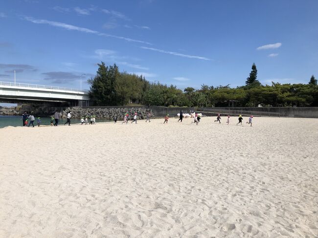 ずっと海外旅行が趣味だったのに、コロナ禍中は2年間旅にも出ずおとなしく引きこもってきて、2021年12月におずおずと国内旅行に2度、出かけてみました。上旬に友人と金沢、そして中旬に那覇一人旅。今(2022年1月)思えばギリギリのタイミングで那覇に行けたのかなと思います。滞在中は沖縄県の1日あたりのコロナ感染者数はひと桁でした。…が、米軍基地でじわりと感染が報じられていました。なので那覇から遠出はせず、那覇の中を歩きまくって5日間過ごした記録です。2日目は、波の上ビーチと波上宮を見て、途中で立ち寄った対馬丸記念館に衝撃を受けて、老舗のステーキハウスや地元の食堂や居酒屋で沖縄めしを食べて、前から行きたかった古書店に行ったりと、那覇歩きまくりの1日でした。ご笑覧ください。
