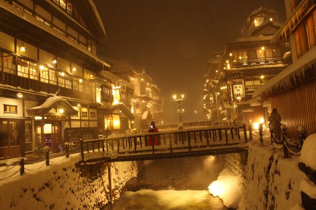 念願だった銀山温泉。<br />雪が降る銀山温泉の風景を写真に残したいと思っていました。<br />コロナ禍で昨年はキャンセルしましたが、<br />緊急事態宣言、まん延防止措置も解除されたこの年末に行くことができました。<br /><br />確かに、雪が舞う銀山温泉の夜景の写真を撮りたいと思っていましたが、<br />北海道から東北、北陸にかけて大雪警報が出るほどの状況となり、<br />果たして無事、銀山温泉にたどり着くことができるのだろうか。<br />行けたとしても無事に帰ってくることができるのだろうか。<br />そんな不安を抱えたまま出発しました。