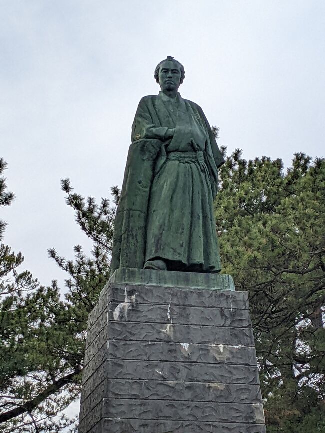 ご覧いただき、ありがとうございます。<br />ぞうぷうでございます。 <br /><br />今年最初の3連休、1泊2日で四国に行ってきました。<br /><br />今回の旅行の目的は以下の4つです。<br />① 四国のグルメを少しだけ堪能する。<br />② 四国をプチ観光。<br />③ 阿佐海岸鉄道の鉄印を授受する。<br />④ DMVに乗る。<br /><br />1日1旅行記の計2巻で完結したいと思います。<br /><br />本巻は1日目、第1巻です。<br /><br />なお今回は車での移動のため、鉄道ネタはかなり少なめです。<br />もちろん移動中の飲酒もございません。<br /><br />拙い文章のため、流し読み程度でご覧いただければ幸いです。<br /><br />写真はすべてスマートフォンでの撮影です。<br />(写真が縦長で申し訳ございません。)<br />