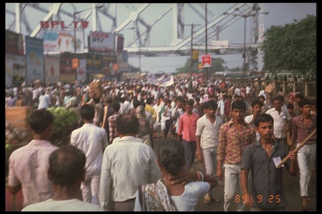 1989年旅立った。インドへ。目的地はカルカッタだった。できるだけ自分を変えるために。カルチャーショックが必要だった。カルカッタは見事に応えてくれた。陶酔した。その後四度も足を運ぶなんて。今はコルカタに名を変えその存在も薄らいだ。生きにくい世の中になったものだ。サタジット・レイとともに。https://www.youtube.com/watch?v=fpm6DXruD08