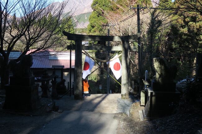 この日は、阿蘇山を凡そ半周し、黒川温泉に向かう。<br /><br />6時に起きて、7時から朝食。<br />8時半に出発し、10時前に上色見熊野座神社に到着。<br />1時間ほど堪能し、神社の前の高森田楽保存会で昼食。<br /><br />昼食後、黒川温泉を目指す。<br />阿蘇神社の渋滞に巻き込まれ、やまなみハイウェイを経由し、予定より30分ほど遅れて、14時半ごろホテルに到着。<br />荷物を下ろして、急いでバスで黒川温泉に向かう。<br />2時間ぐらいしか時間なく混んでいたので2湯を堪能し、17時にタクシーでホテルに戻る。<br /><br />ちょうど日の入りのタイミングで、綺麗な夕日を見ながら露天風呂に入る。<br />19時から夕食を食べ、20時半過ぎにホテル主催の星空観測に参加。<br />この時‐2℃くらいで、結構寒かった。<br /><br />売店で土産を買って、部屋に戻ってビールを飲んで、24時前に就寝。