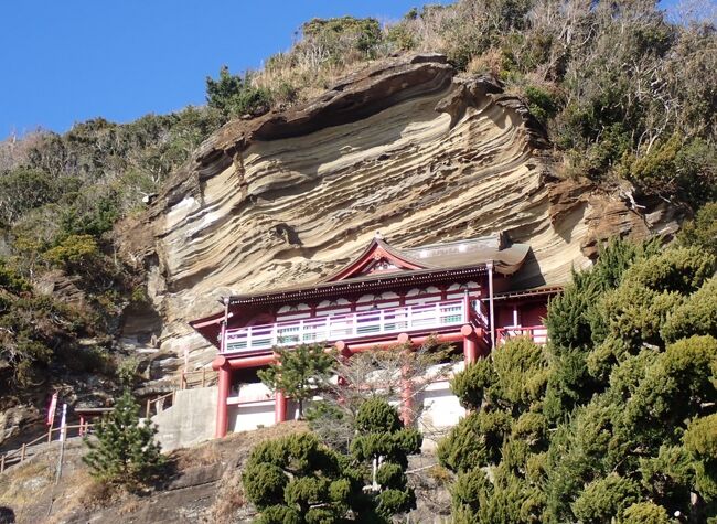 第33番補陀洛山那古寺<br />奈良時代の養老元年（717年）春、この地を訪れた行基という高僧が、那古の海中から得た霊木で観世音菩薩の像を刻み、天皇の病気平癒を祈願したとの由緒を伝えています。 それが本尊として安置され、観世音信仰の霊地とされるのです。<br /><br />大福寺（崖観音）<br />境内の船形山の中腹に浮かぶ朱塗りの観音堂は「崖の観音」と呼ばれ、地元民や近隣の人たちから信心され参拝されています。<br />観音堂の本尊は、十一面観世音菩薩で船形山の崖の中腹にある祠に刻まれています。<br /><br />「原岡海岸桟橋」<br />原岡海岸～多田良北浜海岸間にある原岡桟橋は、全国でも数少ない木製の桟橋です。<br /><br />「伏姫籠穴」へ行きました。<br />曲亭馬琴の『南総里見八犬伝』は全くの創作であるが、実在する土地の名や人物を話の中で用いているために、あたかも史実に基づいた伝承のような印象を与える。現在、富山にはたまたまそれらしき洞穴があったために、誰言うことなく「伏姫が籠もっていた場所」とされたのであろう<br />https://youtu.be/S80-hQmQZYY