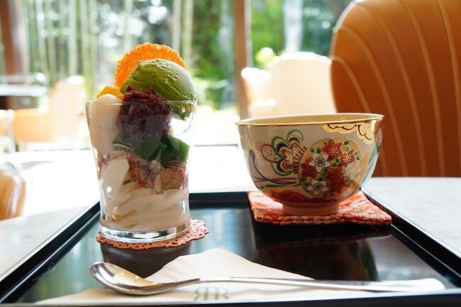 リーガロイヤルのカフェ。<br /><br />中庭が見える解放的な空間。天井も高くてカフェの中に小川も流れてる。<br />ホテルのカフェならではゆっくりした雰囲気が最高!<br /><br />お友達とお抹茶と抹茶パフェをいただきながら、<br />やすらぐヒトトキでした。