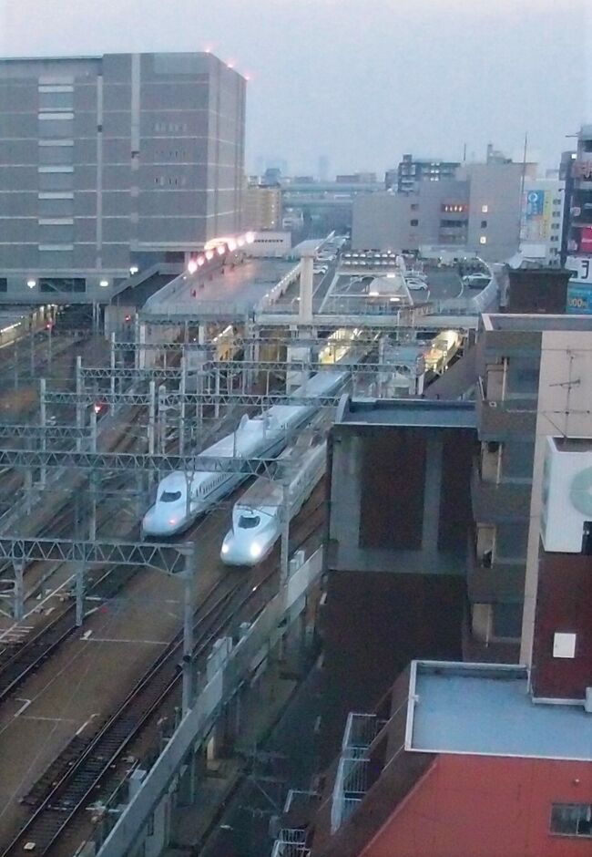 ワクチン接種と体調管理で日々の状況を見ていましたが、国内の感染状況も落ち着いてきたタイミングで旅行することにしました。<br />できるだけ安全を確保するにはと考えた結果、片道を船の個室で移動することに。<br /><br />「船に乗って福岡へ 3日目」は、ホテルでゆっくり列車を楽しんでから空港へ向かった、今回の旅行最終記録です。<br /><br />表紙写真は日の出時刻を間近に控えた博多駅の様子です。