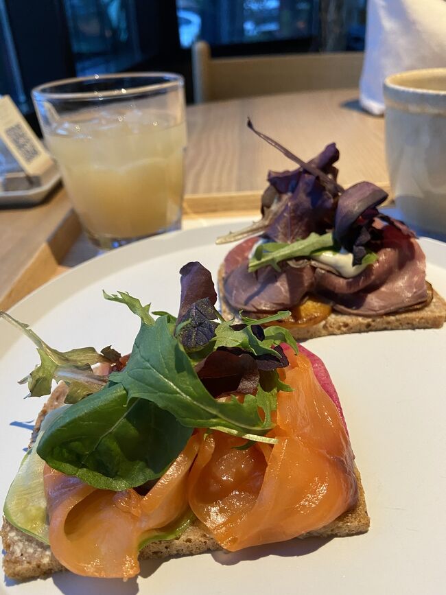 今回はデンマークの朝食が食べられると知り、こちらのThe Reign Hotelを予約しました。<br /><br />京都駅から地下鉄で2駅。十条駅から徒歩6分<br />帰りは京都駅まで歩きました。20分くらいで京都駅八条口の方に到着できました。<br /><br />お部屋はダブルベッドで広々。朝食はホントに胸躍るワクワク感で満足でした。ただ一つ、私だけかもしれないが、本を読んだり勉強したいのに、照明が暗すぎた。蛍光灯のような白い灯りから、間接照明のオレンジ系の灯りになるように、もっと調整できたらよかったのになぁ、と。とても個人的かもしれませんけど、率直な感想。<br /><br />きょうと魅力再発見旅プロジェクトで予約。<br /><br />じゃらんのポイントもあり。<br />6200円(朝食付き、宿泊税込)→3000円の補助あり、3200円で宿泊できた。さらに応援クーポン2000円分もらえた。<br /><br /><br />