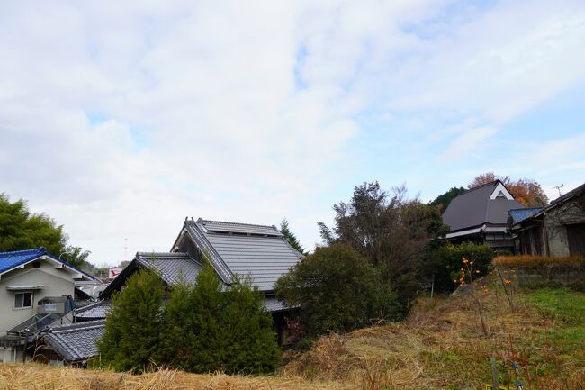 京都府・大阪府・奈良県の、３府県の府県境が交わる地点に位置する京都府京田辺市にあって、市の最南端にある打田地区は、古くから農業や製茶業が盛んなところで、のどかな農山村集落が広がっています。<br /><br />　時代とともに都市化が進んだとはいえ、現在の打田には、今も大和棟や茅葺屋根などの伝統的な民家が点在する、風情豊かな町並みが残っています。