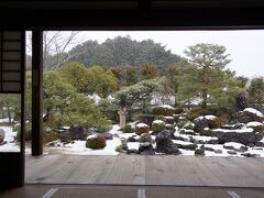 20220114-1 京都 雪降る中、雪の庭を鑑賞しに妙満寺