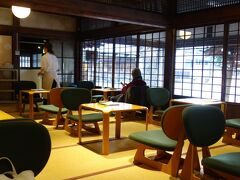 20220114-3 京都 佛光寺境内のカフェ、D&DEPARTMENT KYOTO d食堂でお茶をいただく