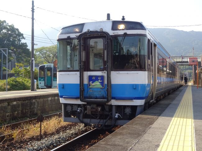 大阪に行ったときのついでに、2日目の午前中を使って、四国の香川県と徳島県を列車でスピード旅行しました。<br />これはその時の記録です。<br />経路<br />１．山陽新幹線で新大阪から岡山<br />２．瀬戸大橋線・土讃線特急「南風」で岡山から阿波池田<br />３．阿波池田から徳島まで徳島線特急「剣山」<br />４．徳島駅から高速舞子バス停まで本四海峡高速バス。<br />なお、四国入りしたのは実に20年ぶりでした。