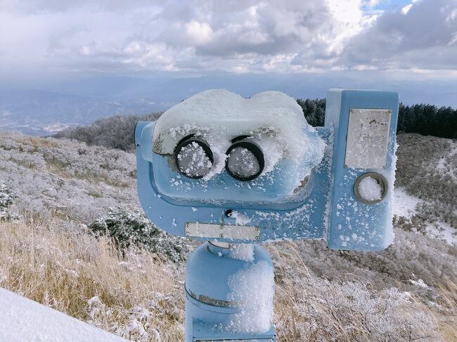 1月12日～14日　日本全土に再び寒波襲来<br />特に13日は西日本も大雪に警戒の呼びかけ<br />寒気の底は13日らしい<br /><br />そんな気象ニュースを見て心の中でよっしゃー！と叫ぶ<br />雪国の方には本当にごめんなさいm(__)m<br /><br />葛城山でも13日未明から降り続けた雪で<br />山頂が真っ白になった<br /><br />毎日ライブカメラをチェックしていた私<br />前日は茶色の山だった葛城山が、一夜で雪山になった<br /><br />山頂のロッジも情報発信された<br />「山頂付近は１年に数回の積雪となっており」<br />「この週末は山頂でソリ遊びができます」と<br /><br />14日(金) ここしかないでしょ！<br />土日は、子供連れファミリーで絶対に増えるはず<br /><br />日本中の神さま！仏さま！<br />この日がお休みだった事に感謝します！！<br /><br />　　ぐちゃぐちゃになる前に<br />　　新雪を踏みしめたくて<br />　　今季初の出番、スノーブーツを履いて<br />　　満を持して、いざ出陣<br /><br /><br />