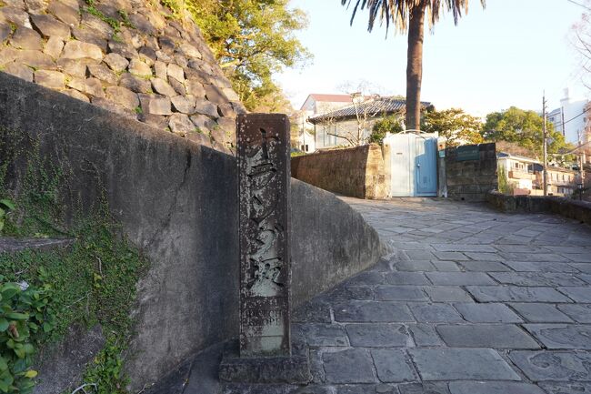 長崎旅行の2日目はハウステンボスから長崎へ。<br />コロナの影響でバスの運行が無いので電車で移動。<br />昼頃に長崎に着きました。<br />長崎出島、中華街、オランダ坂を観光しました。<br />長崎3日目は大浦天主堂、グラバー園、眼鏡橋を観光して帰途につきました。