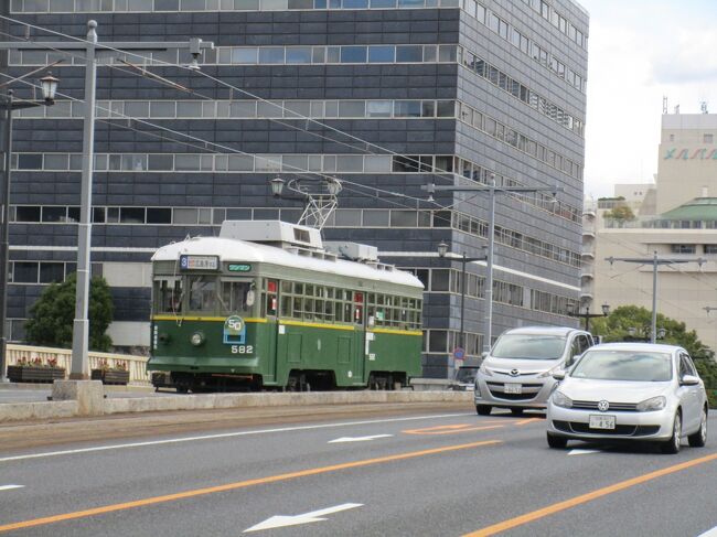 プロ野球の日本シリーズが終わった1週間後の12月最初の週末。<br /><br />神戸市電の廃止50周年を記念し、広島電鉄で通常は平日の朝にしか運用されない元神戸市電の電車が休日ダイヤでも運行されており、どうしても撮りに行きたいと思っていたので、週末を利用して広島に向かうことに。<br /><br />まずは広島電鉄の路面電車を追いかけつつ、平和記念公園近くを散策、お好み焼きや牡蠣も味わった初日の模様をお届けします。<br /><br />その2（12年ぶりの宮島駆け足旅）はこちら<br />https://4travel.jp/travelogue/11741941