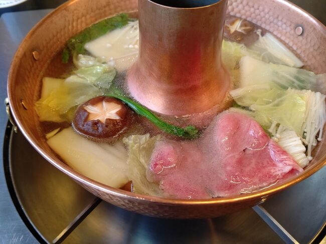 1日め 11,303歩<br /><br />今回も前回同様、近畿日本ツーリストさんの交通とホテルのパックで、4泊5日(1車中泊)松江・出雲の旅。<br />まん延防止・緊急事態宣言が発令されそうな状況ではありましたが、感染防止を心掛け、いざ出発!<br /><br />私は3回めですが、松江初観光の同伴者のため、予想以上の雪に見舞われながら、王道の観光地を巡るコース。<br /><br />まずはサンライズ出雲に乗って、一路松江へ!<br />「寝台特急」毎度ながら十分な睡眠がとれないのはわかっているものの、興味のほうが上回り、今まで経験した寝台より、ちょっとグレードアップしたけれど、やっぱり撃沈(笑)<br /><br />天気予報を見ると、どの日にも雪マーク…<br />山陰だからしょうがないのかな?<br />雨よりはいいけど、ほどほどに降ってほしいと願って傘持参。<br /><br />東京駅→(サンライズ出雲)→松江駅…グリーンリッチホテル松江駅前…(レイクラインバス)→松江城…ろんじん松江…塩見縄手…武家屋敷→(レイクラインバス)→月照寺→(レイクラインバス)→松江駅…グリーンリッチホテル松江駅前…龍馬<br /><br />「雪行出雲路の旅② 出雲大社と稲佐の浜で縁を願う」へ続く