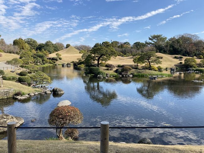 今日は、熊本市内の観光スポットで有名な水前寺公園に行くことにしました。<br />宿泊先のホテルからブラブラと徒歩で向かって行く途中に他の観光スポットに立ち寄りながら水前寺公園に到着です。<br />のんびりと庭園の景色を眺めることができて癒されます。<br />他にも市内の繁華街エリアにあるスポットに行ったり、お買い物したり、熊本グルメなども堪能して充実した一日を過ごすことができました。