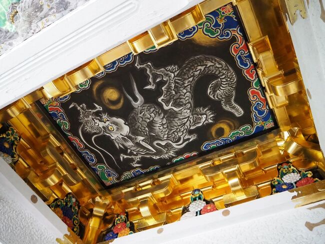 旅の2日目は日光東照宮をメインに世界遺産でもある二社一寺を参拝。パワースポットと言われる東照宮。祀られている家康公は寅年生まれで、今年はさらにご利益ありそう?!<br /><br />しかし、大修理を終えた陽明門は、2021.12月~2022.3月まで再び補修中、東照宮のパワースポットも通り損ね、輪王寺三仏堂の拝観も間に合わず(=御朱印がいただけない)…と、いくつか持ち越し事項はできたけど、御朱印も色々いただけて、明治の館で美味しい洋食をいただいて、満足のいく旅となりました^^<br /><br />よろしければご覧ください~!