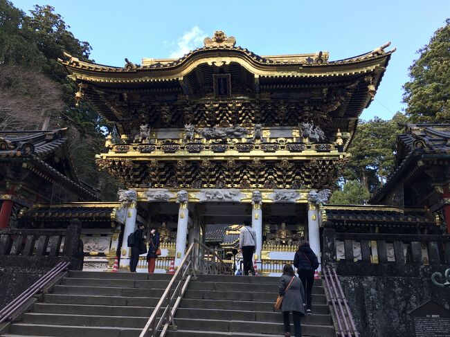 世界遺産「日光の社寺」の登録対象となっている三つの社寺「日光東照宮」「日光二荒山神社」「日光山輪王寺」を訪れるのが今回の旅の目的。<br /><br />前編で「二荒山神社」＆「輪王寺」を訪れましたが、今回は残りの1つ、日光と言えばの「東照宮」編となります。<br />ようやく訪れる事ができた東照宮、これで私も関東人として胸を張って生きて行けるような気がします（大袈裟）。<br /><br />東照宮から横浜へ戻る途中、宇都宮で餃子を食らう所までを含めてご覧頂ければと思います。